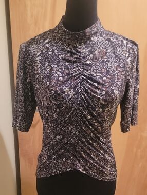Viereck Ruched High Neck Short Sleeve Top in Black and Gray